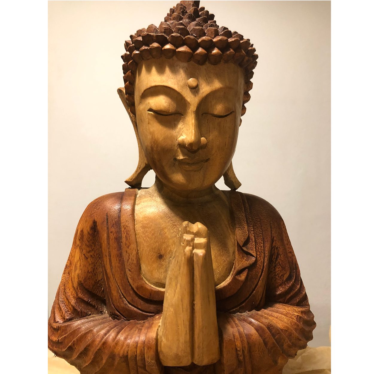 Statua di Buddha scolpita in legno