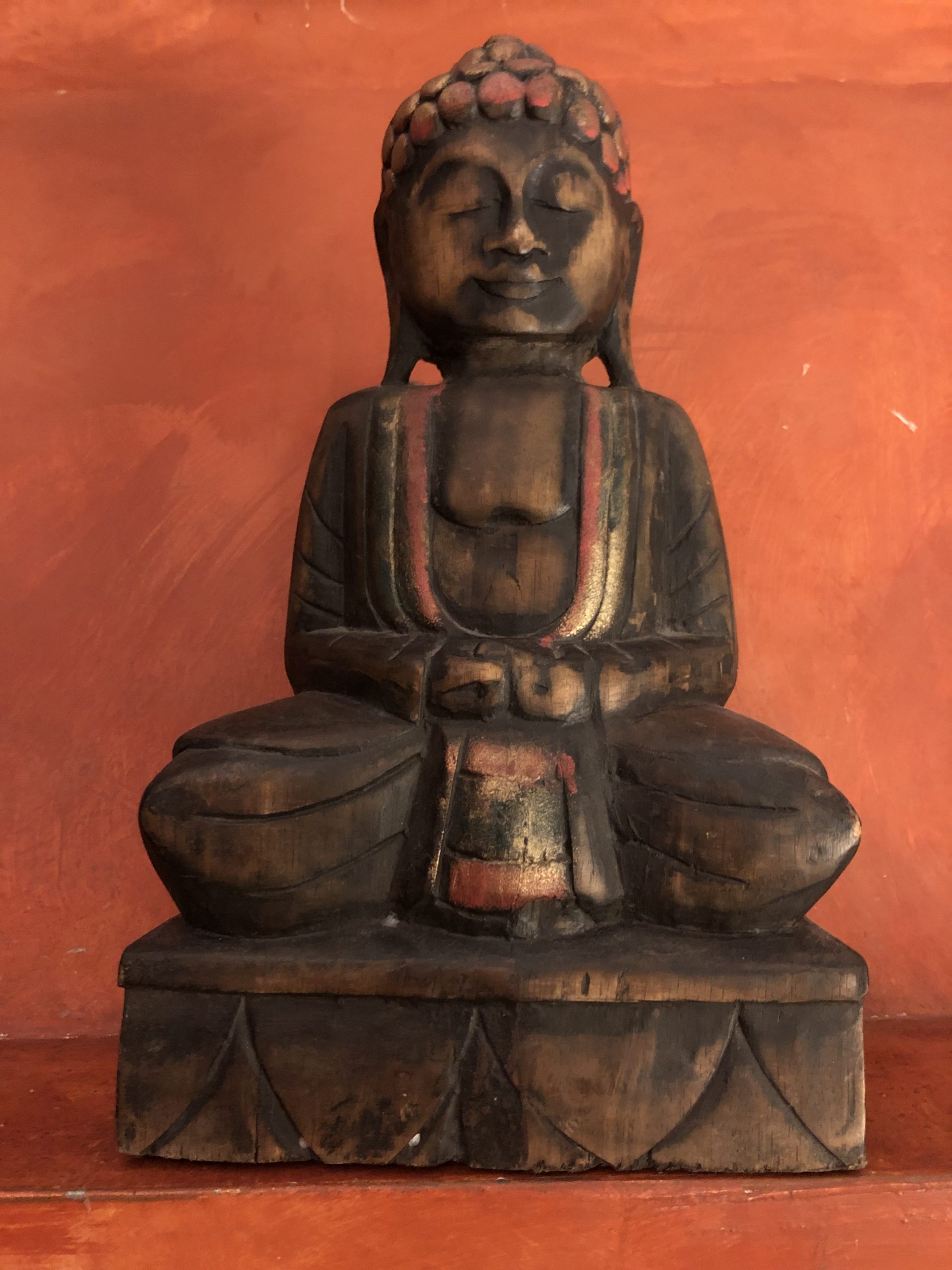 buddha in legno scolpito a mano da artigiani indonesiani